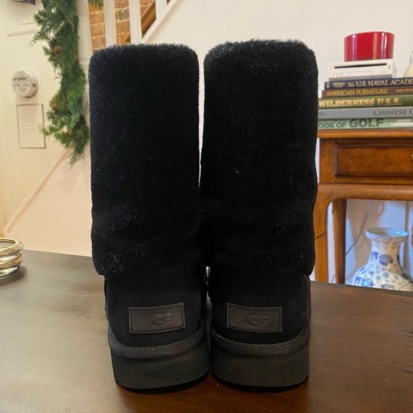 UGG Classic Short II Sherpa Cuff Boots - Women’s - Picture 3 of 9